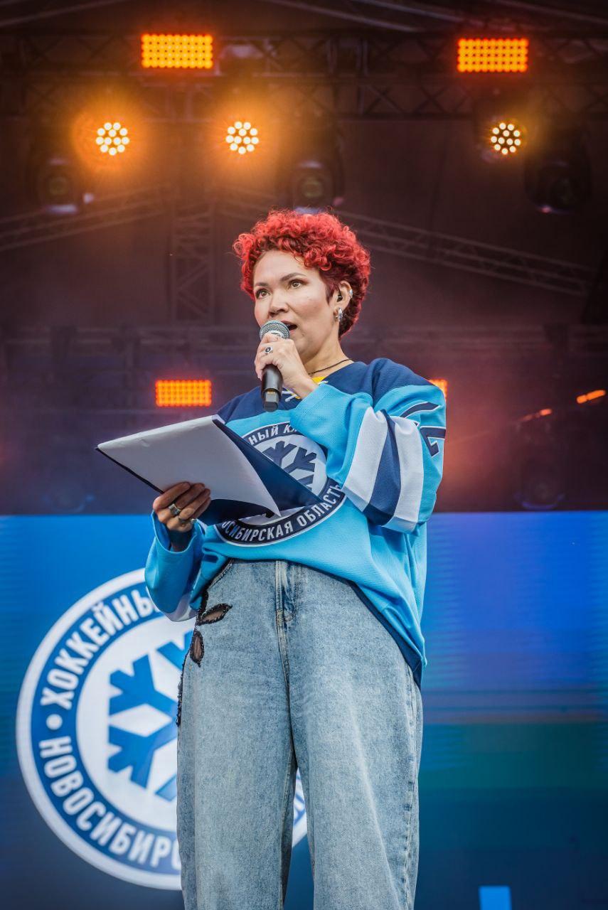 Фото Крики фанатов, тысячи зрителей и Ваня Дмитриенко. День Болельщика в Новосибирске – яркие кадры 30